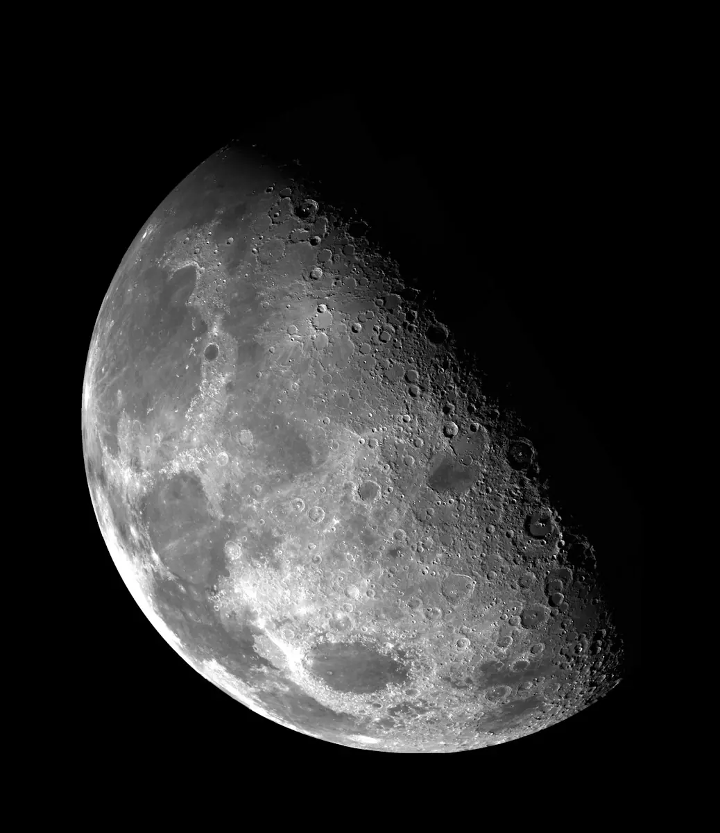 Amostras do "vidro lunar" ajudaram a reconstituir a história do satélite (Créditos: Unsplash / NASA)