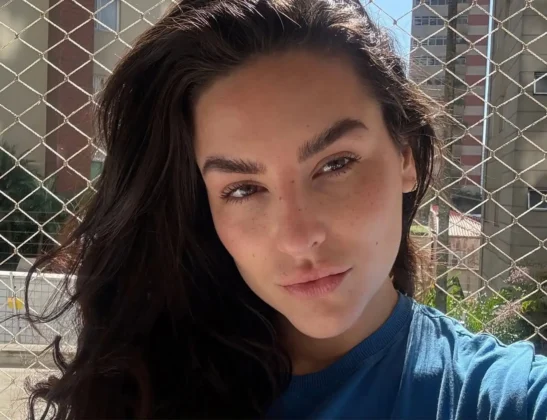 "Sim, gente, eu sei que fui eu que liguei a c&acirc;mera, eu inclusive falo isso no v&iacute;deo. Isso foi uma escolha que me trouxe muita coisa boa. Principalmente, me proporcionou mudar a vida de toda a minha fam&iacute;lia", escreveu ela, que ainda apontou que essa escolha veio acompanhada de um pre&ccedil;o alto. "Mas isso teve consequ&ecirc;ncias", afirmou. (Foto: Instagram)